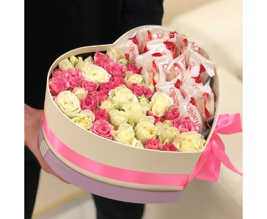 Коробка в форме сердца с кустовыми розами и раффаелло